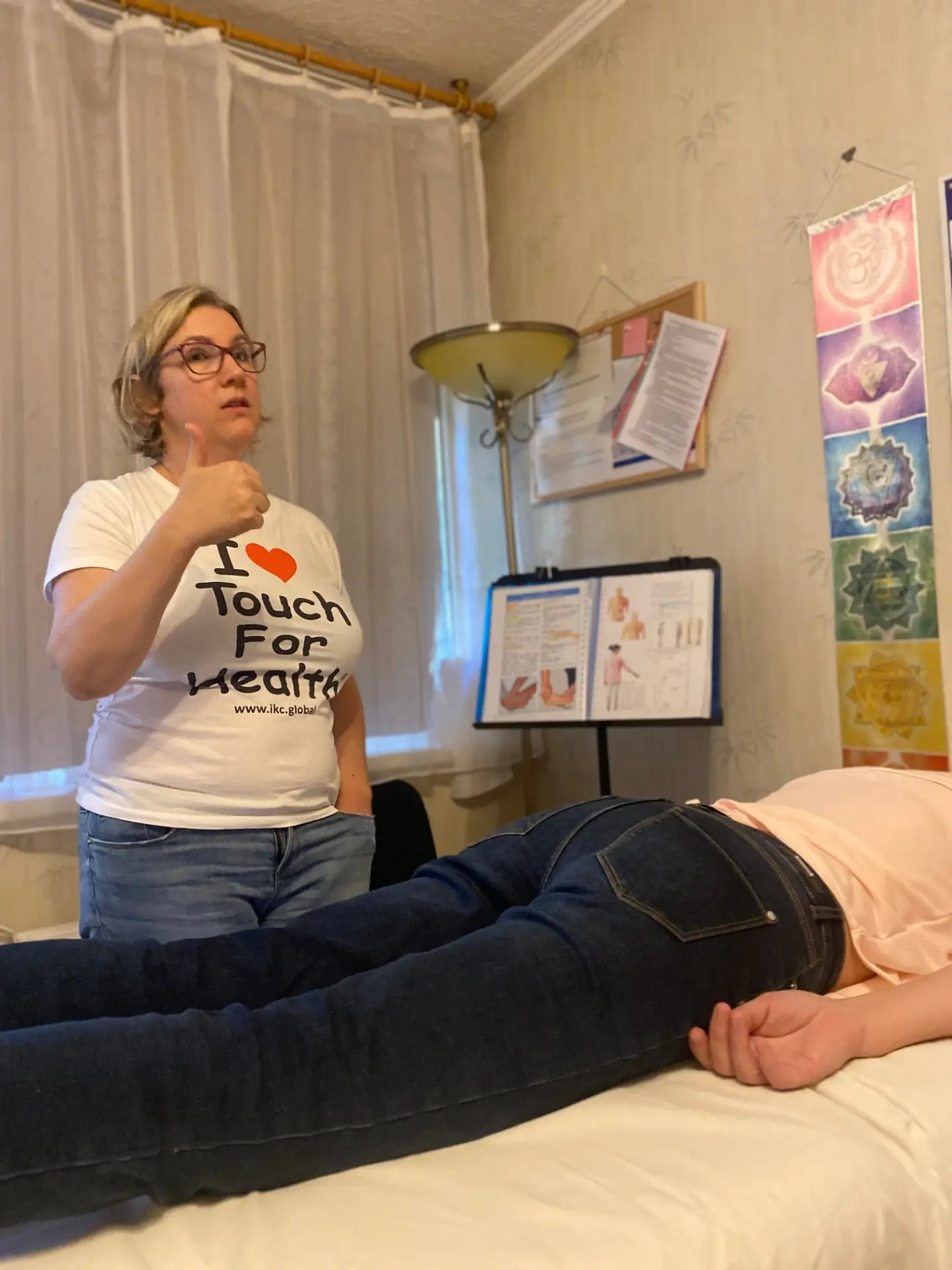 Pisták Dóra kineziológus szakember és Touch for Health oktató munka közben